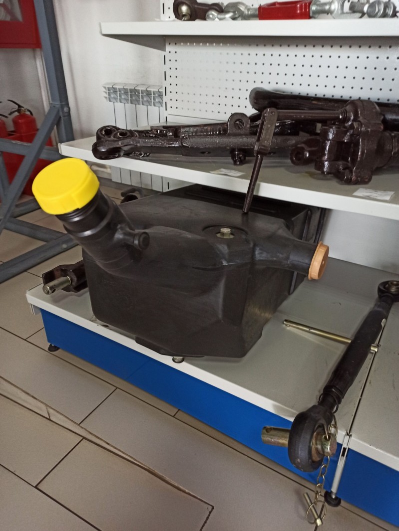 Бак топливный левый с горловиной  (пласт.) — 1