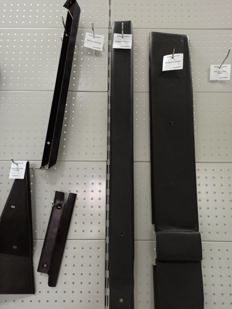 Накладка стойки правая  — 1